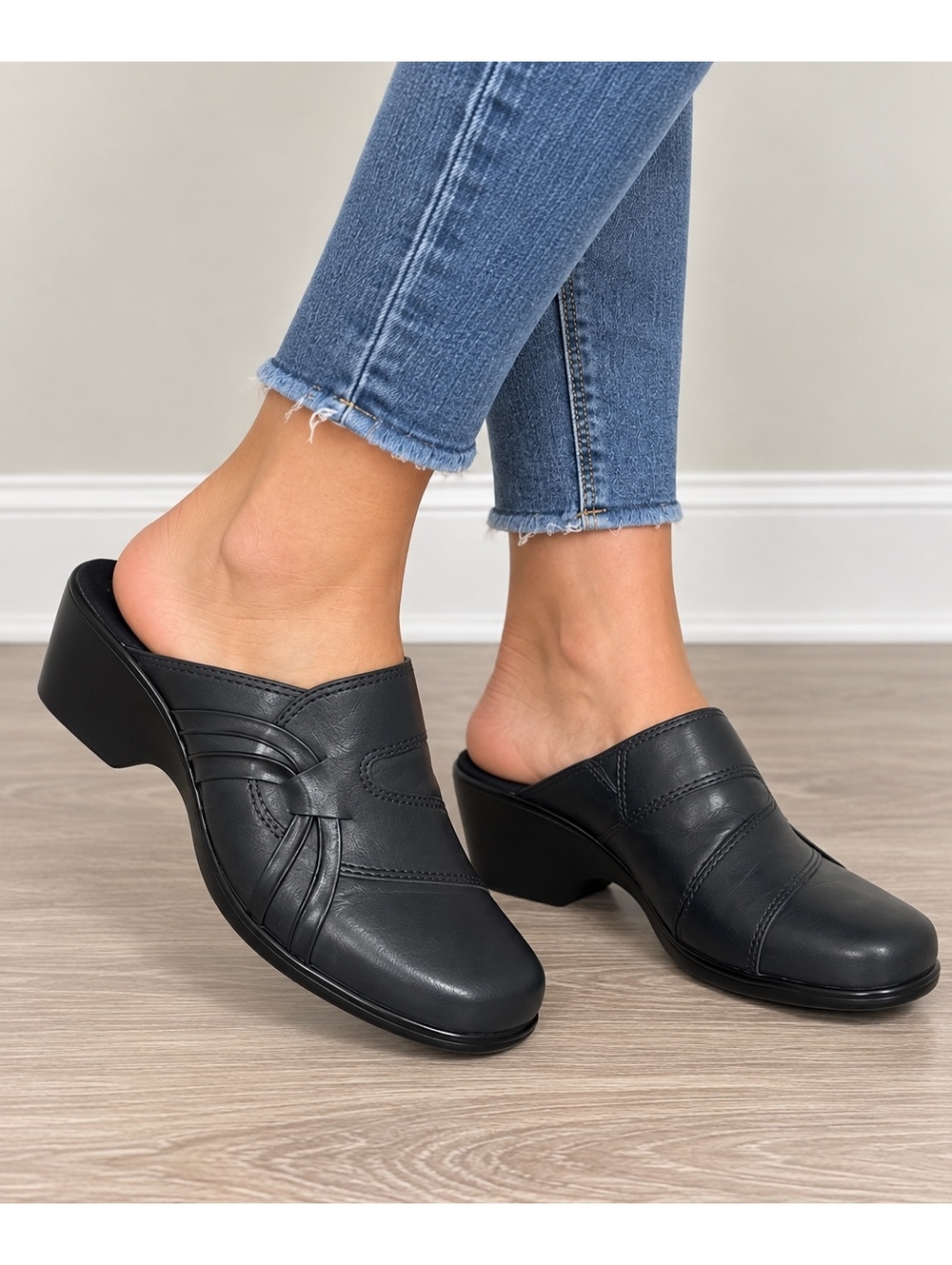 Clarks Bendables Women’s 9.5 M Navy Leather Mule Clogs Slip On Comfort Shoes